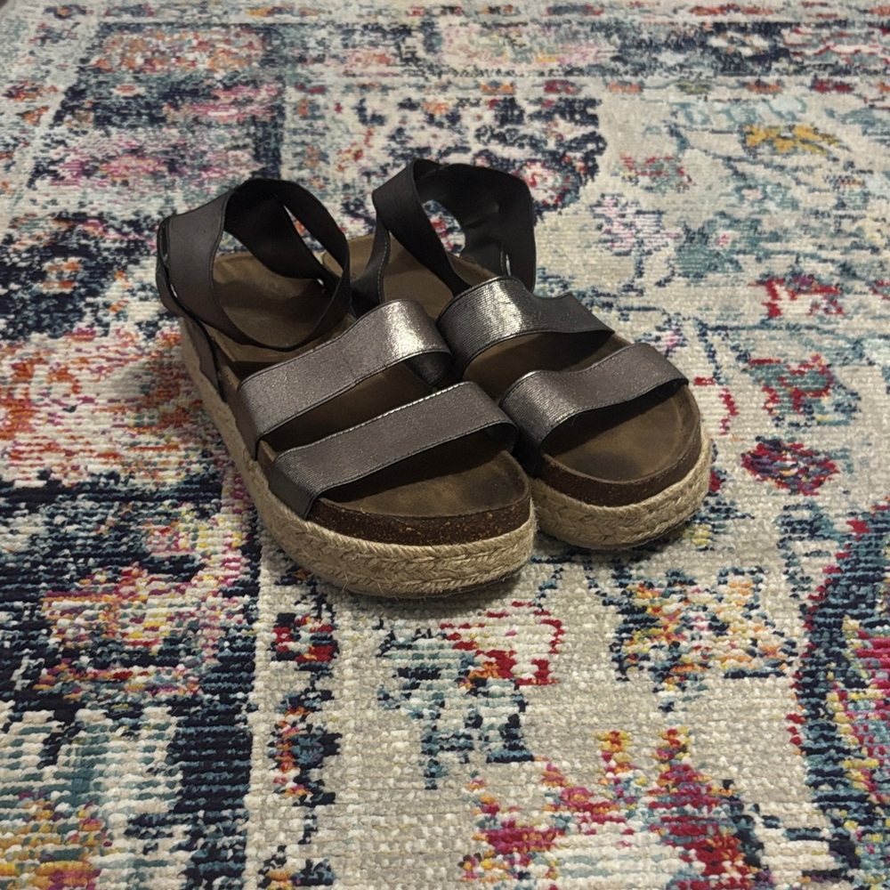Stylish Women's Sandals in Metallic and Tan